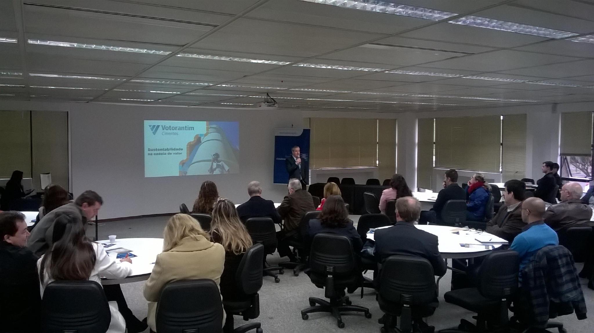 Sr. Mario Fontoura apresentando as boas práticas da Votorantim