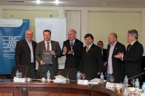 Da esquerda para direita: Edson Campagnolo, presidente do Sistema Fiep, o secretrio Antonio Caetano de Paula Jnior, Jos Eugenio Gizzi (Sinduscon-PR), Jos Maria Paula Soares (Sinduscon-Noroeste), Edson Vasconcelos (Sinduscon-Oeste) e Jos Marcos da Rocha (Sinduscon-Norte)