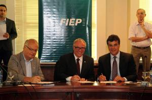 O secretrio do Meio Ambiente, Jonel Iurk, o presidente da Fiep, Edson Campagnolo, e o governador Beto Richa assinam os termos de compromisso entre a indstria e o poder pblico