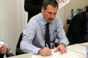 Normando Ba assina acordo de plano de logstica reversa.