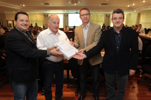 Laerty Dudas, Luiz Eduardo Cheida, Luiz Fernando Tedeschi e Paulo Roberto Pupo, durante a entrega do plano