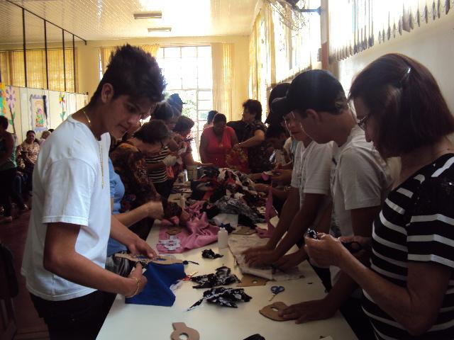 Idosos confeccionam máscaras em Ibema