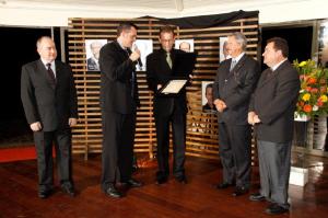Leocir recebendo a homenagem da FIEP.