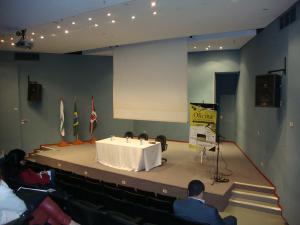 Palco aguardando os palestrantes